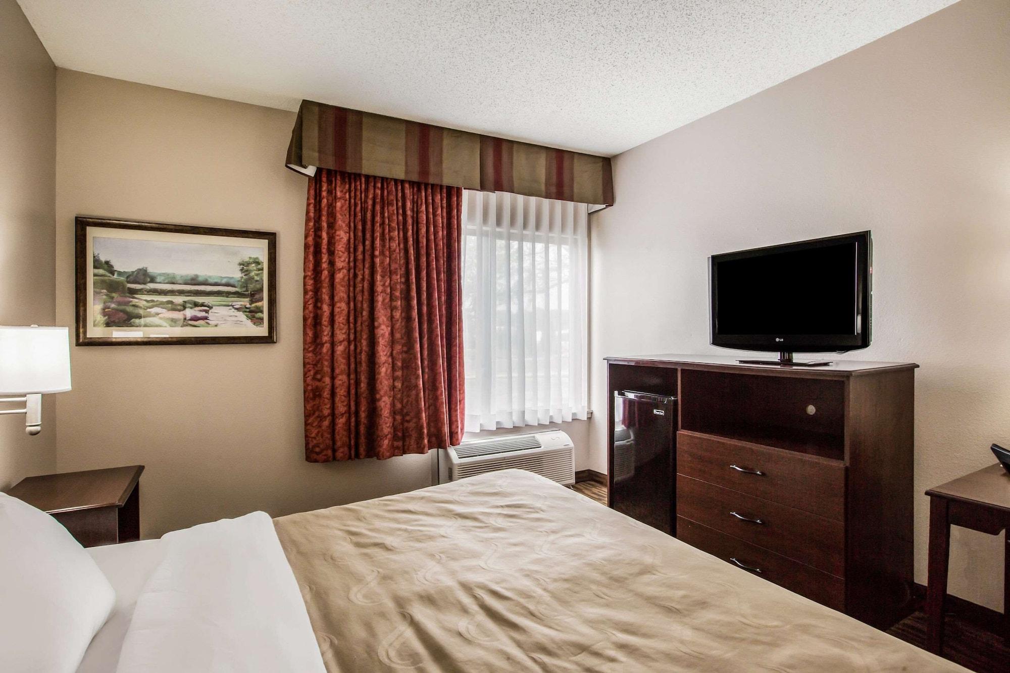 Quality Inn & Suites Lawrence - University Area Bagian luar foto
