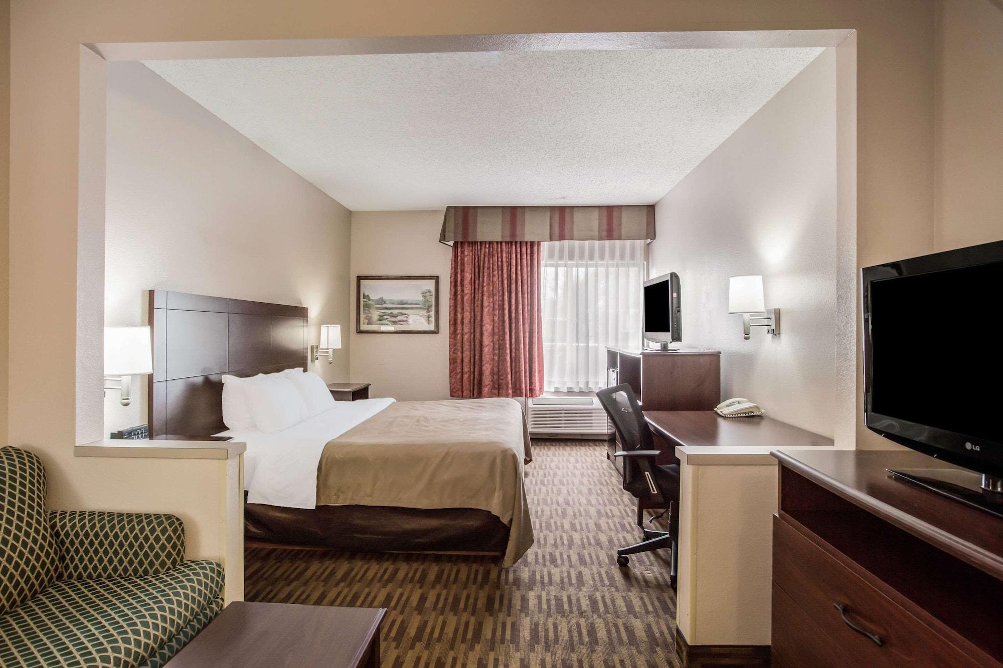 Quality Inn & Suites Lawrence - University Area Bagian luar foto