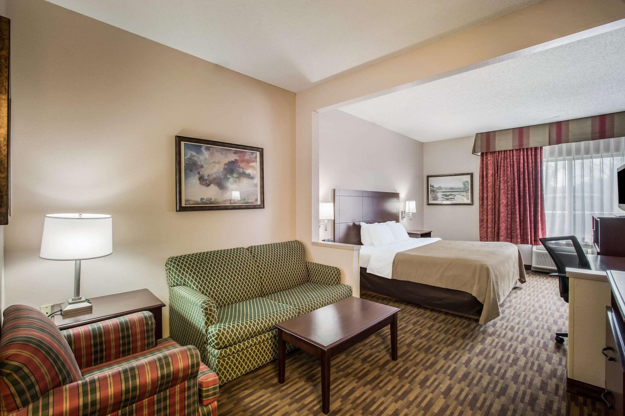 Quality Inn & Suites Lawrence - University Area Bagian luar foto