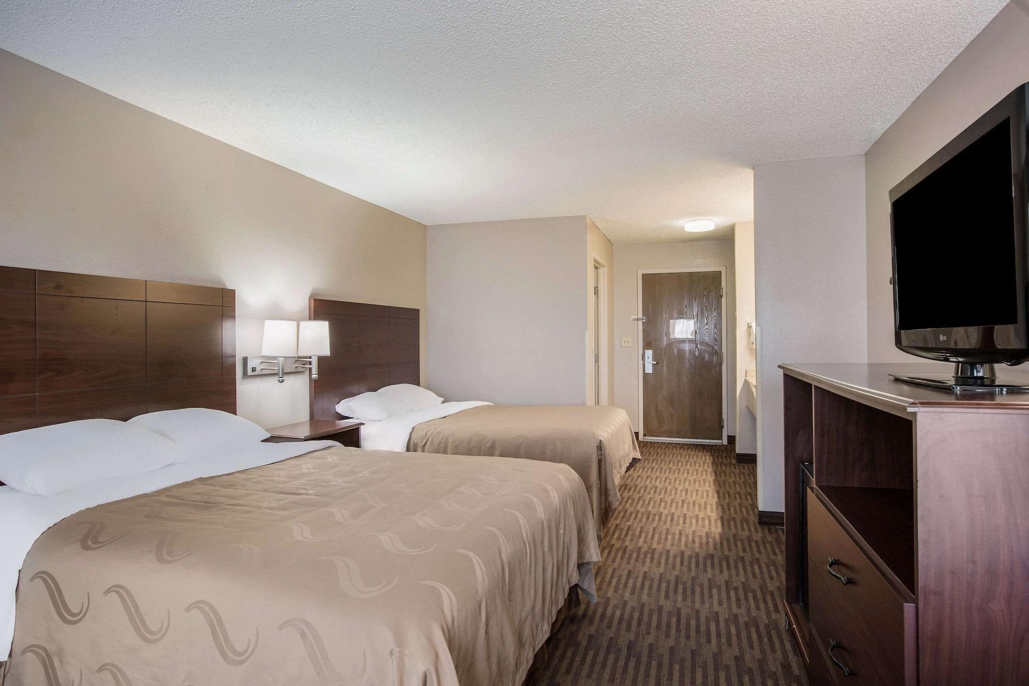 Quality Inn & Suites Lawrence - University Area Bagian luar foto
