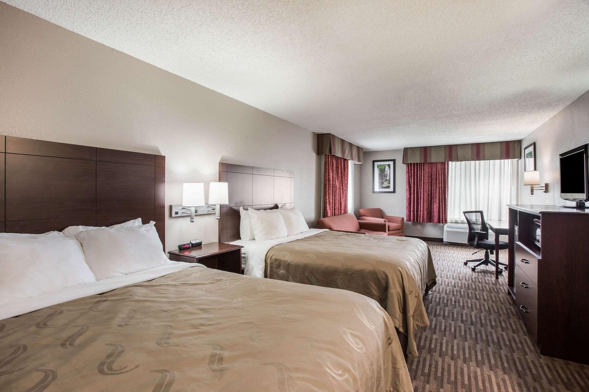Quality Inn & Suites Lawrence - University Area Bagian luar foto