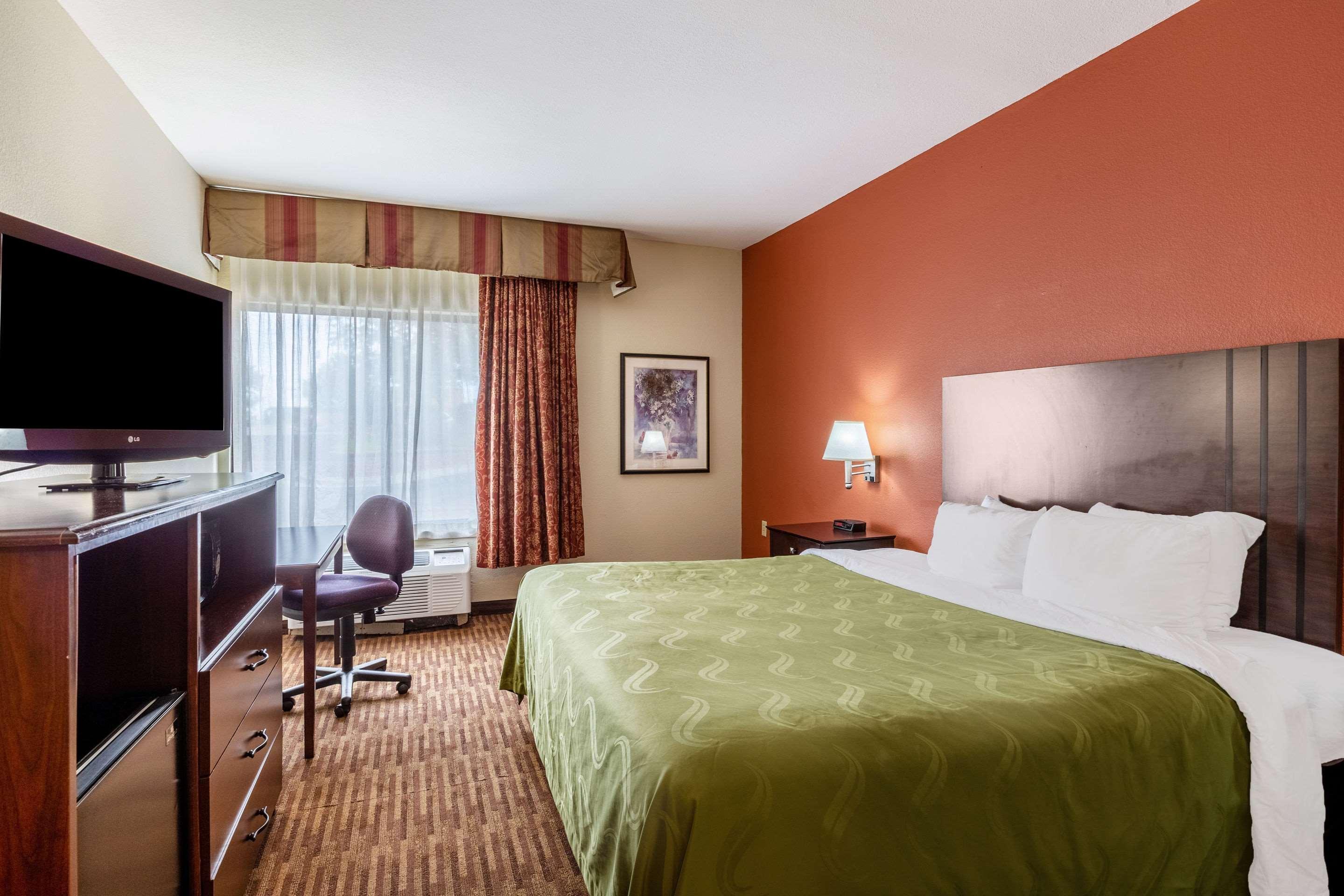 Quality Inn & Suites Lawrence - University Area Bagian luar foto