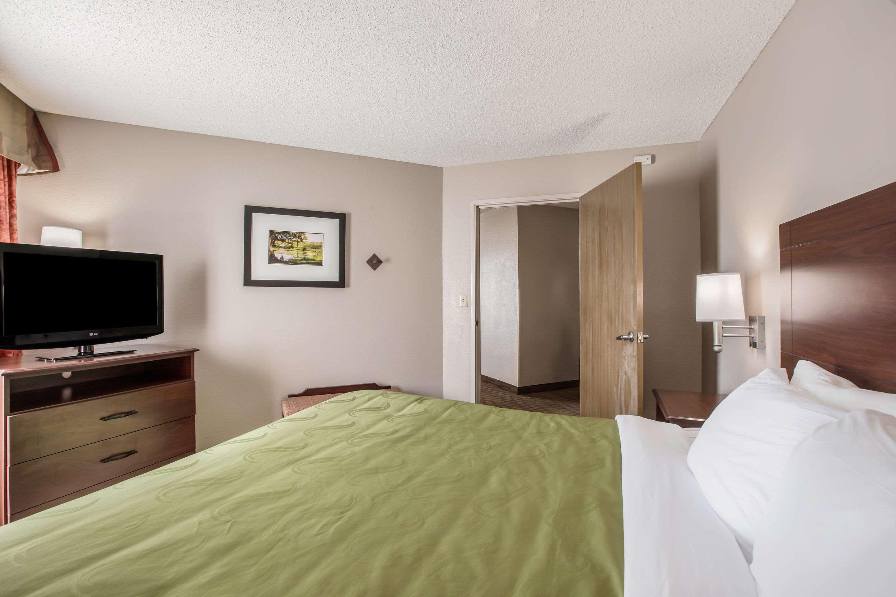 Quality Inn & Suites Lawrence - University Area Bagian luar foto