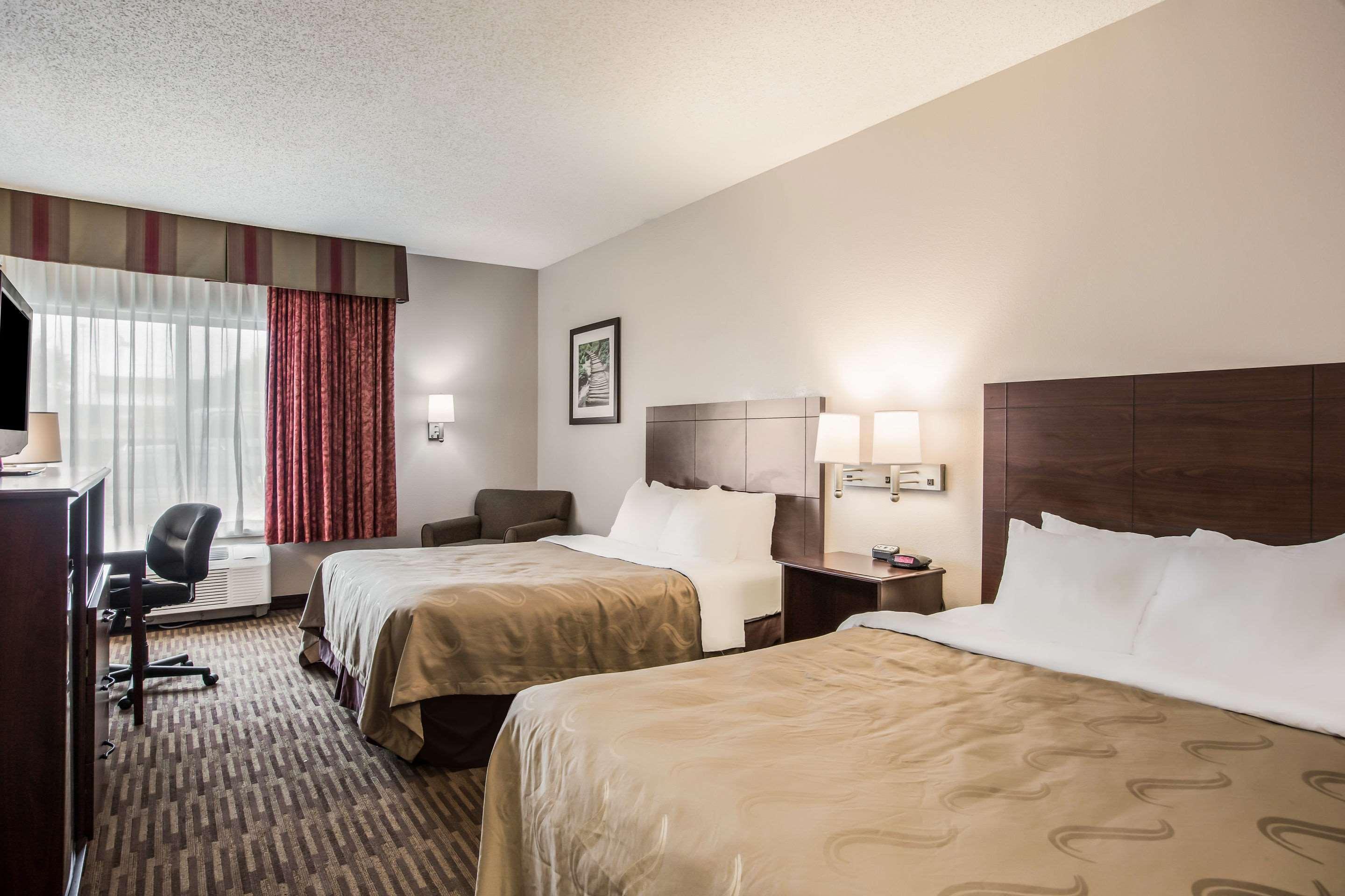 Quality Inn & Suites Lawrence - University Area Bagian luar foto