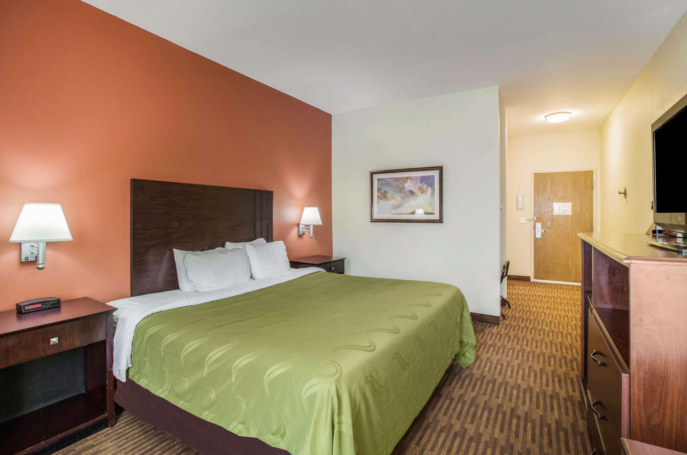 Quality Inn & Suites Lawrence - University Area Bagian luar foto