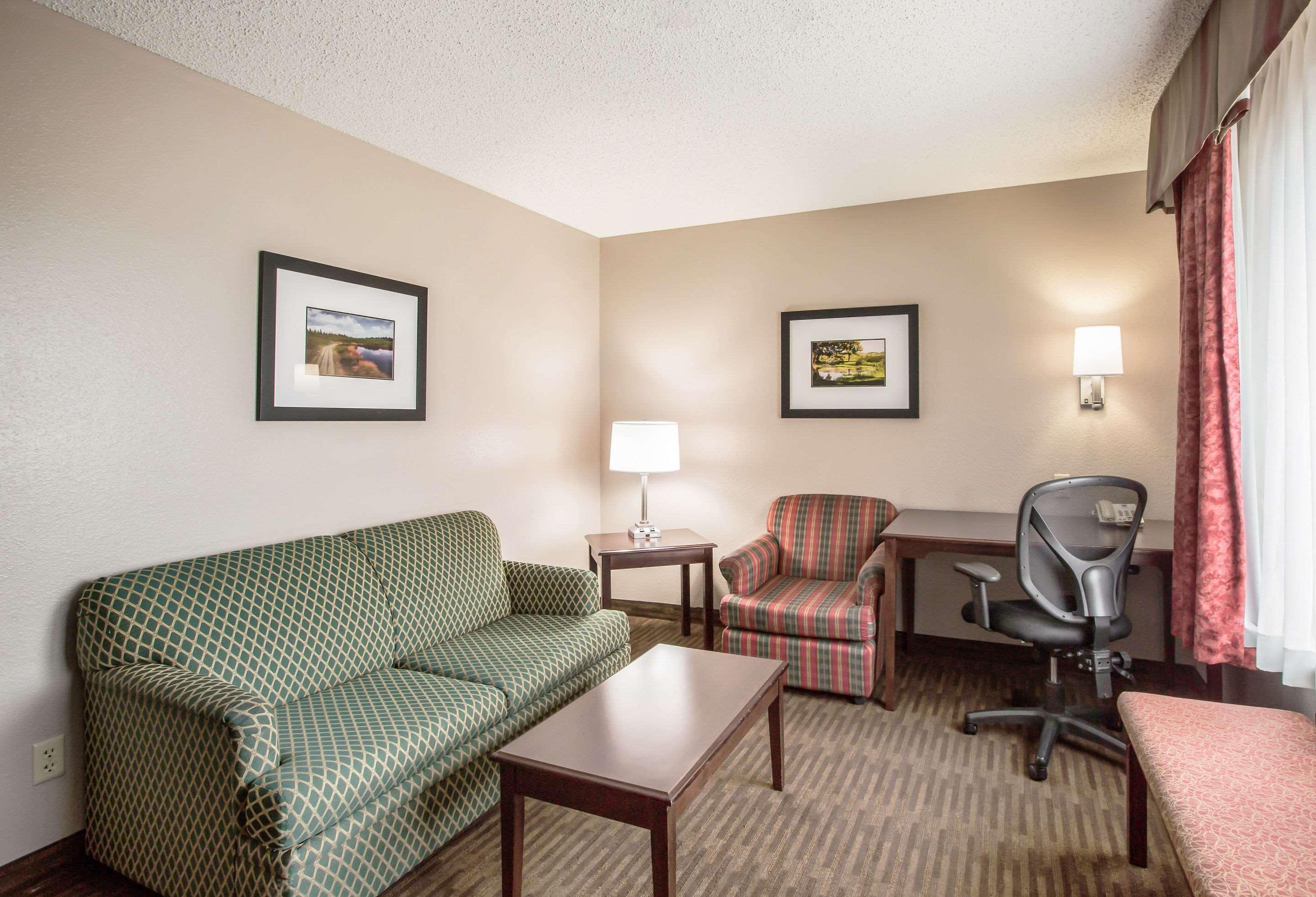 Quality Inn & Suites Lawrence - University Area Bagian luar foto