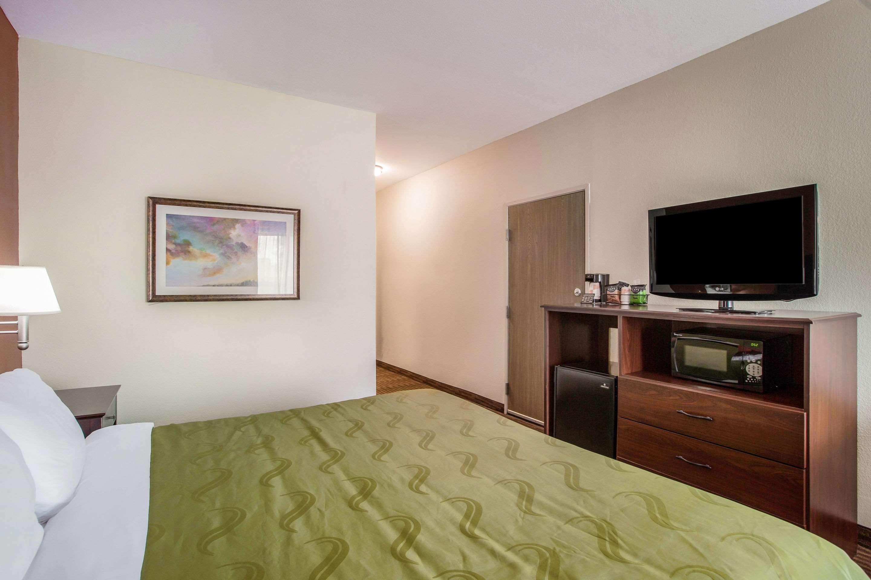 Quality Inn & Suites Lawrence - University Area Bagian luar foto