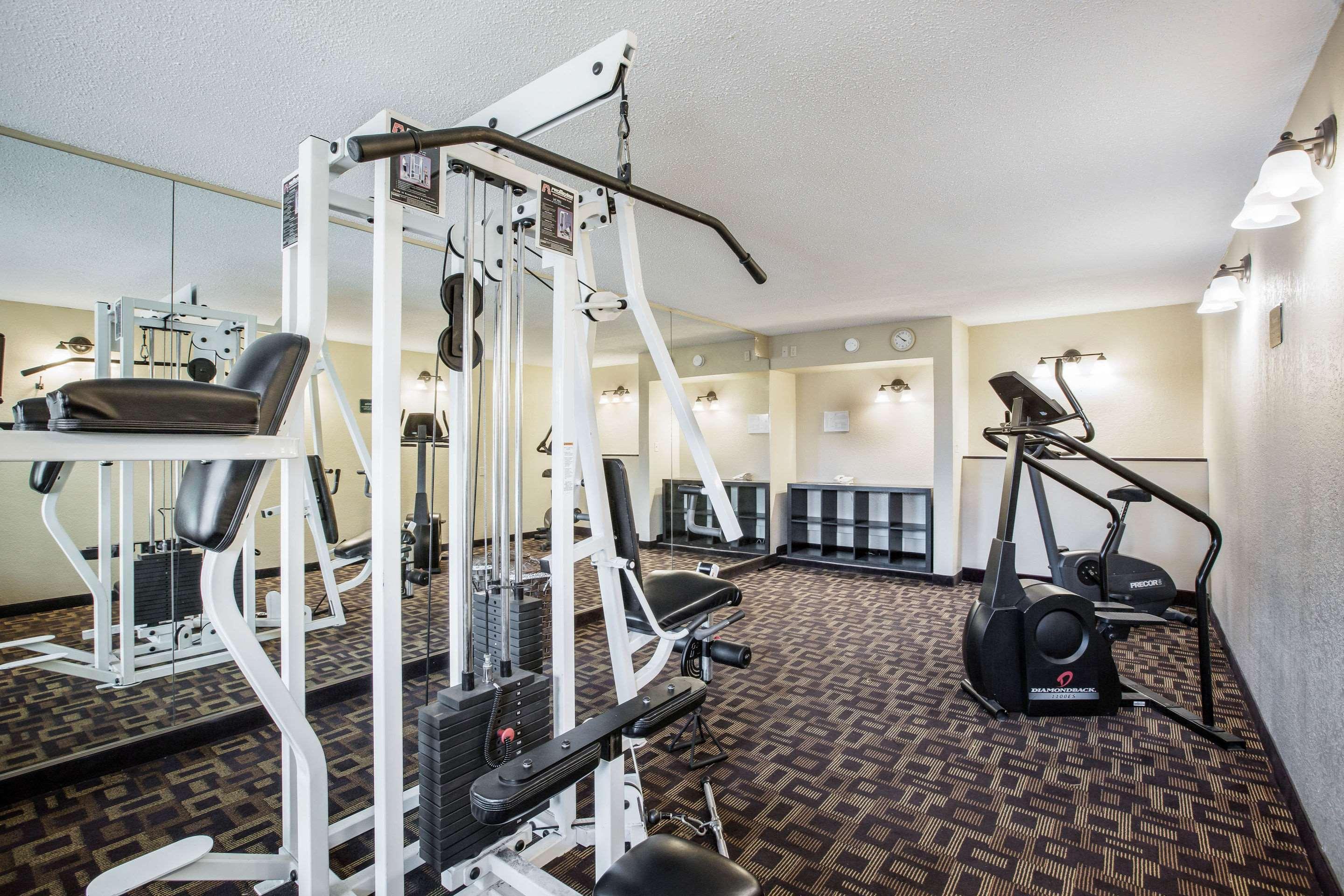 Quality Inn & Suites Lawrence - University Area Bagian luar foto