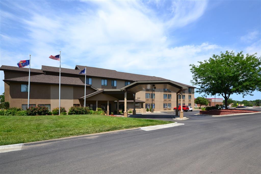 Quality Inn & Suites Lawrence - University Area Bagian luar foto