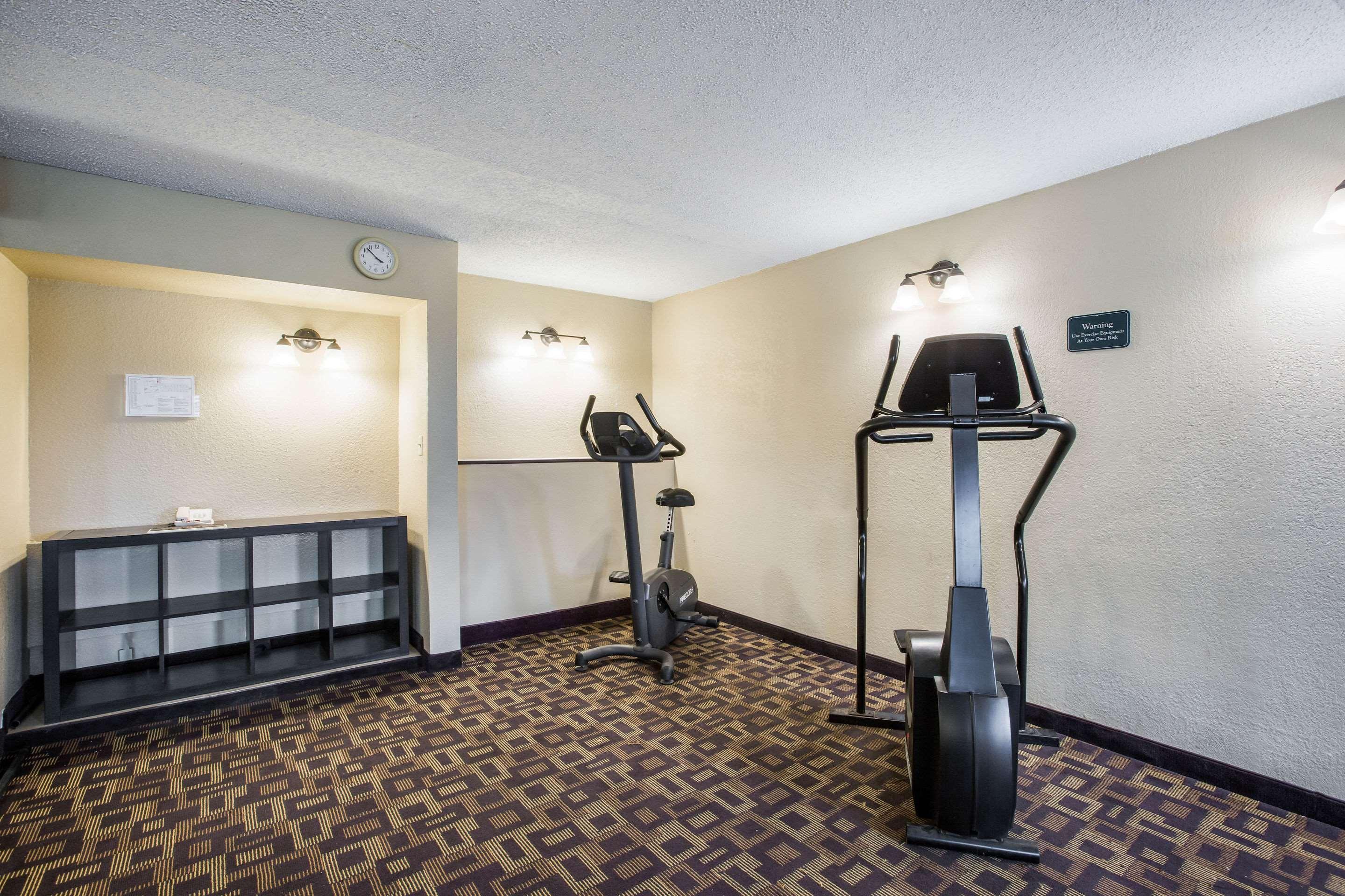Quality Inn & Suites Lawrence - University Area Bagian luar foto