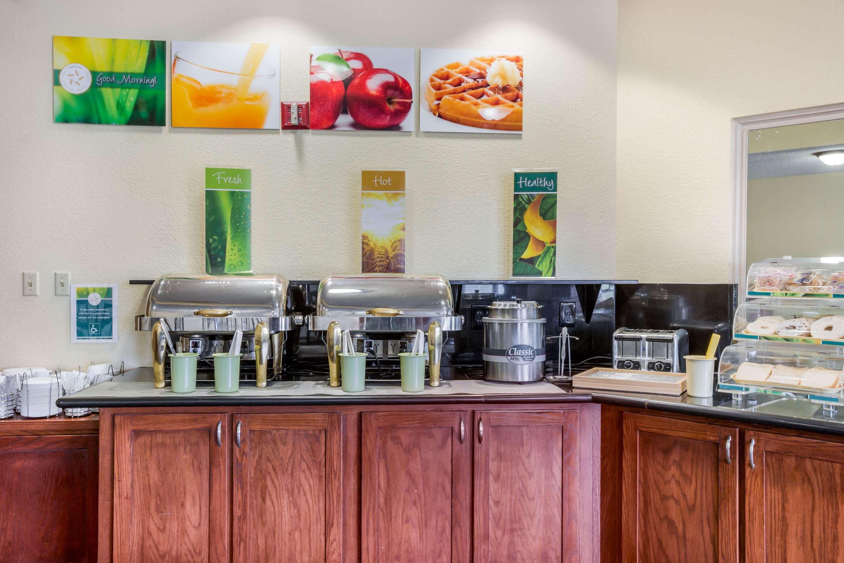 Quality Inn & Suites Lawrence - University Area Bagian luar foto