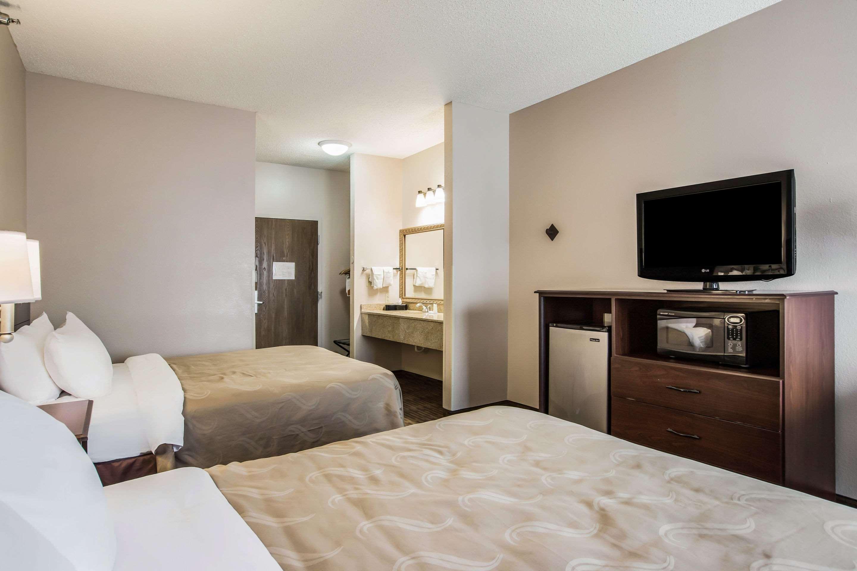 Quality Inn & Suites Lawrence - University Area Bagian luar foto