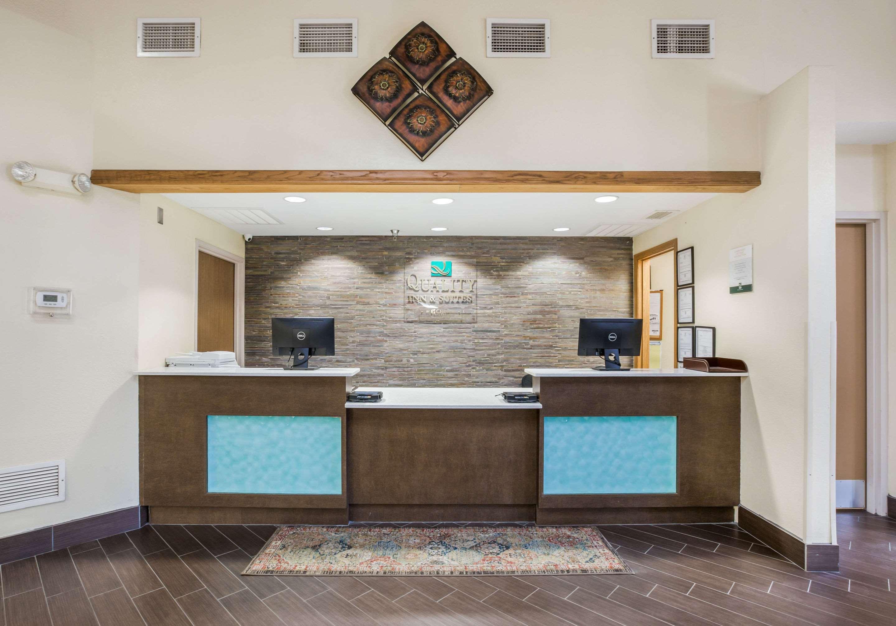 Quality Inn & Suites Lawrence - University Area Bagian luar foto