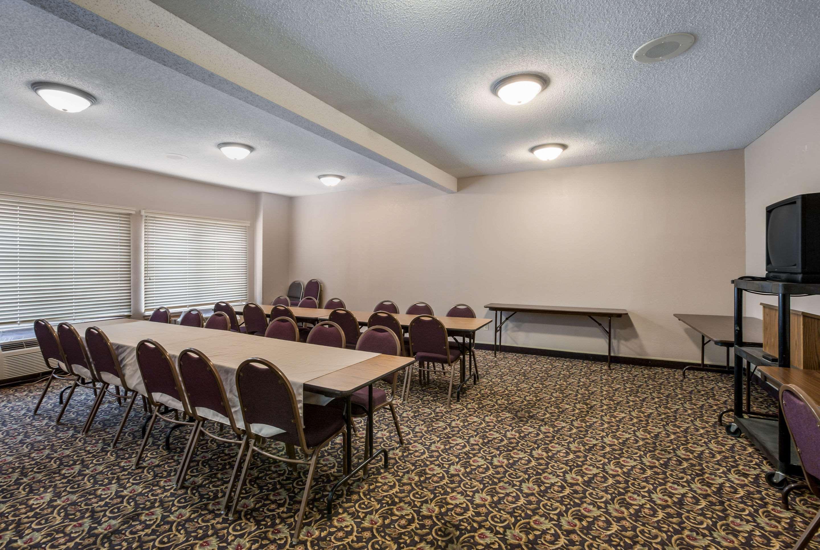 Quality Inn & Suites Lawrence - University Area Bagian luar foto
