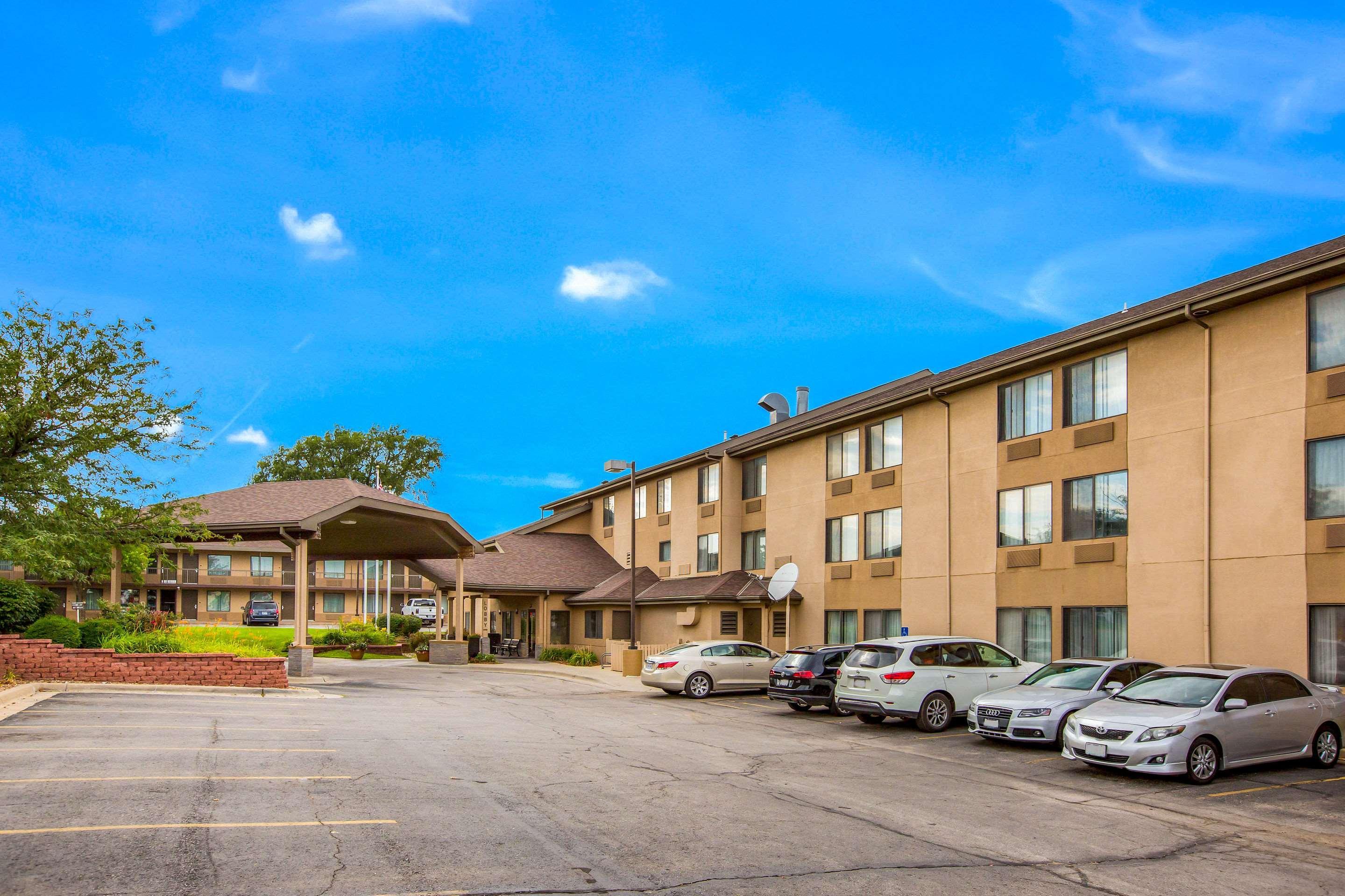 Quality Inn & Suites Lawrence - University Area Bagian luar foto