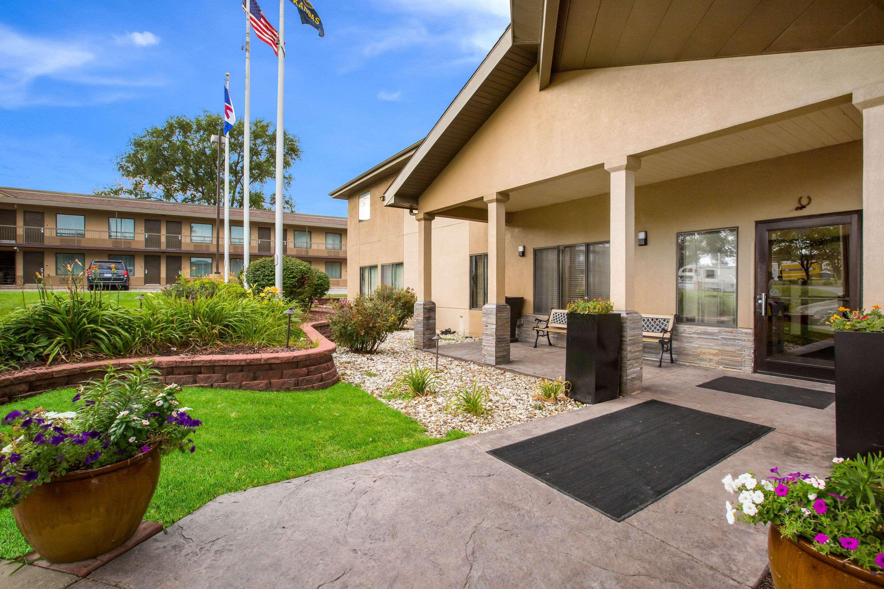 Quality Inn & Suites Lawrence - University Area Bagian luar foto