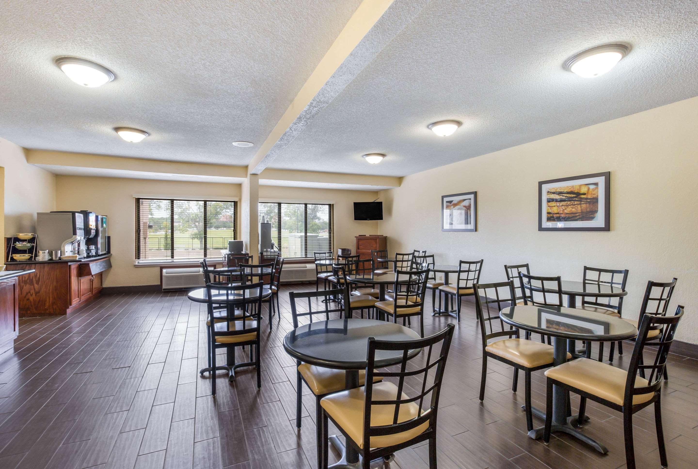Quality Inn & Suites Lawrence - University Area Bagian luar foto