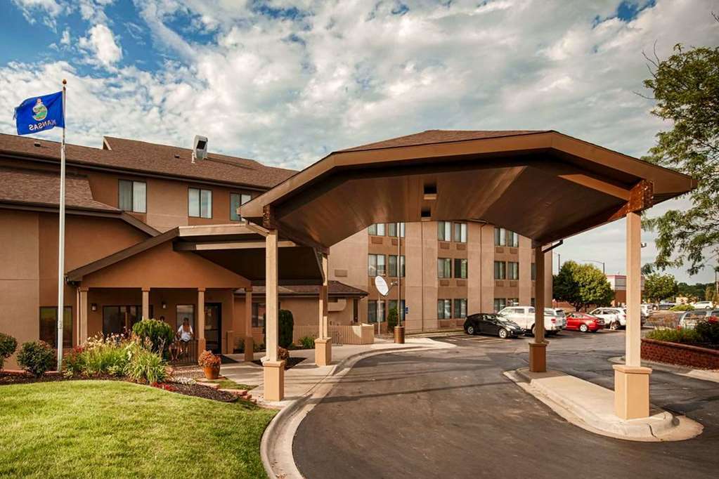 Quality Inn & Suites Lawrence - University Area Bagian luar foto