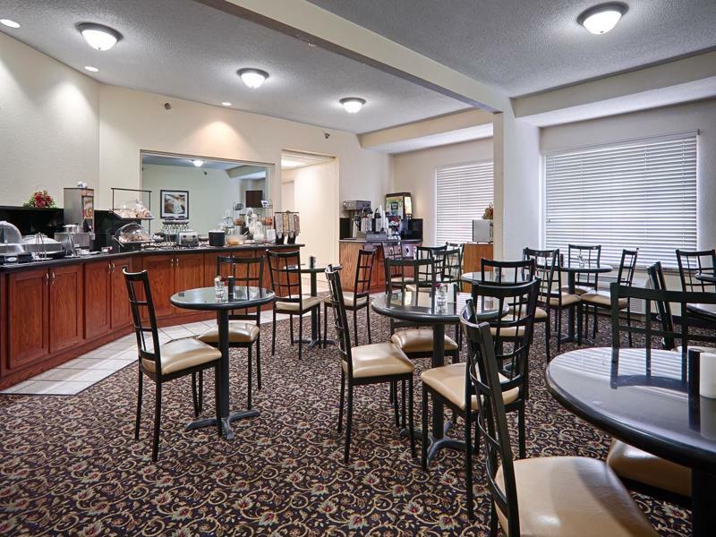 Quality Inn & Suites Lawrence - University Area Bagian luar foto