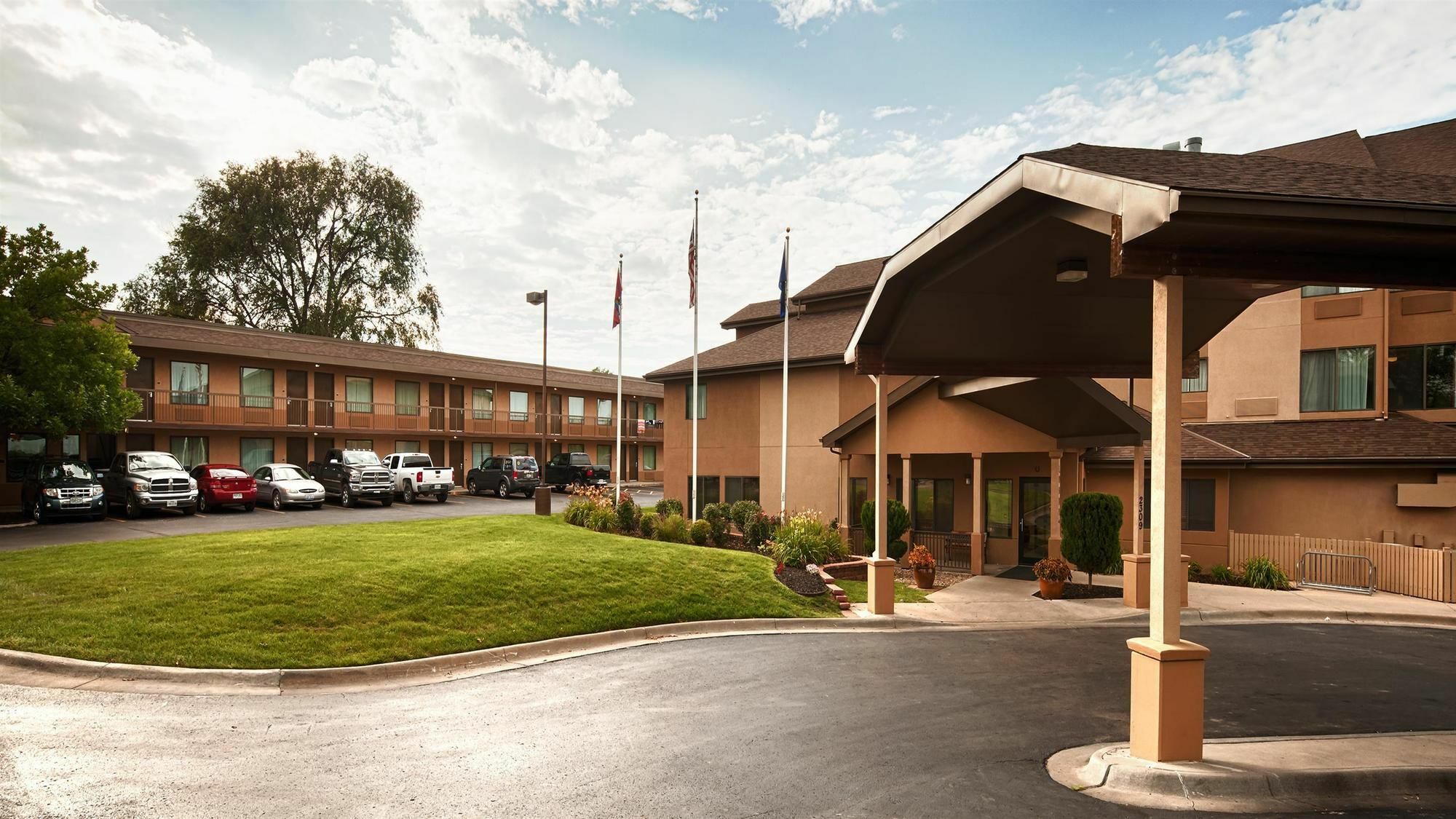 Quality Inn & Suites Lawrence - University Area Bagian luar foto