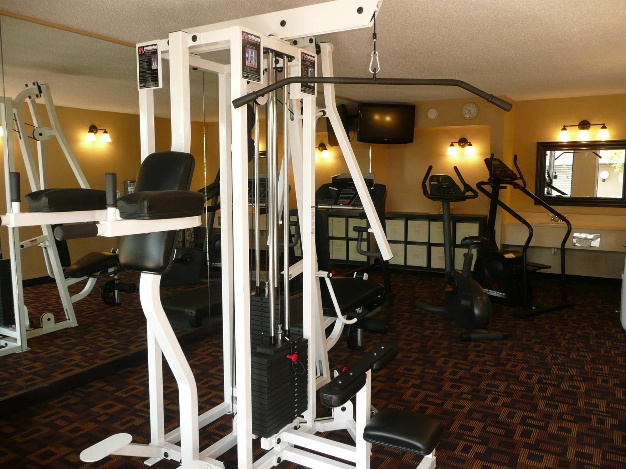 Quality Inn & Suites Lawrence - University Area Bagian luar foto