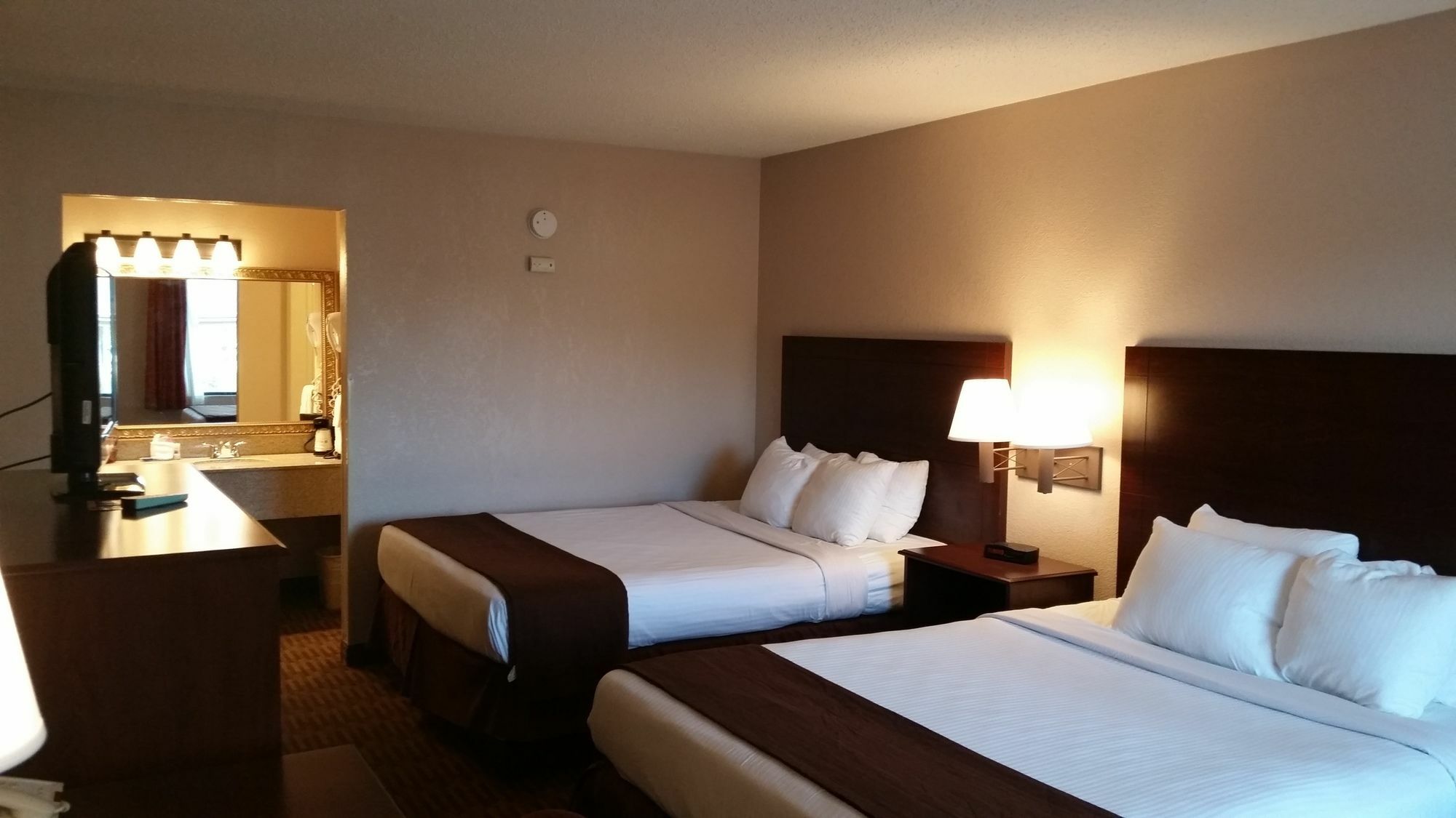 Quality Inn & Suites Lawrence - University Area Bagian luar foto