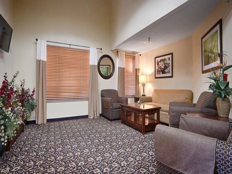 Quality Inn & Suites Lawrence - University Area Bagian luar foto