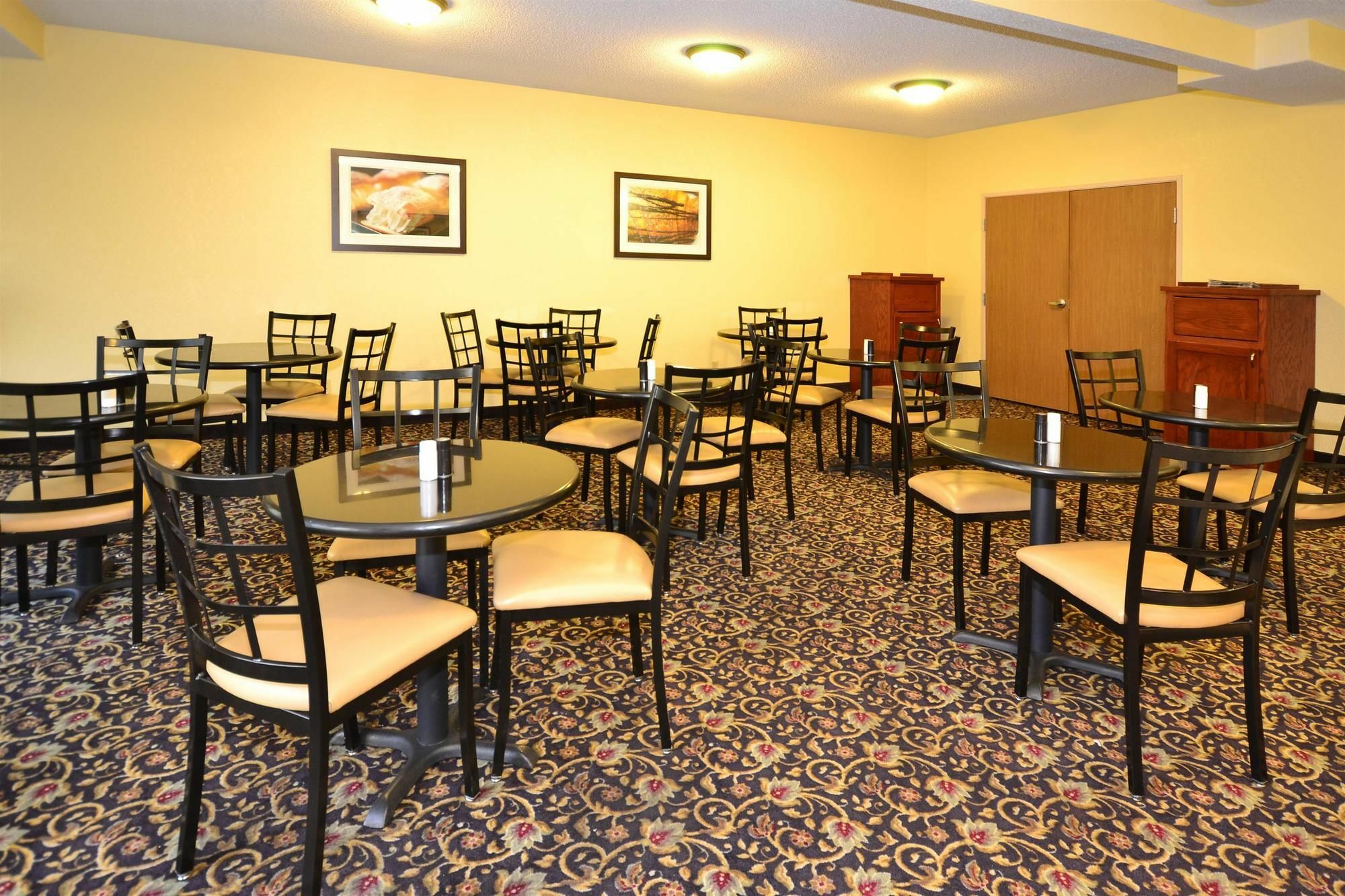 Quality Inn & Suites Lawrence - University Area Bagian luar foto