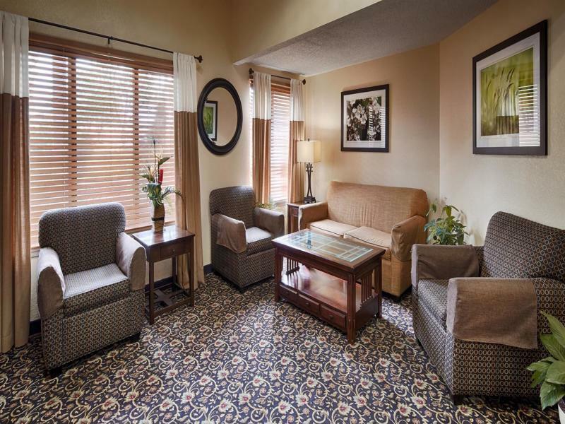 Quality Inn & Suites Lawrence - University Area Bagian luar foto