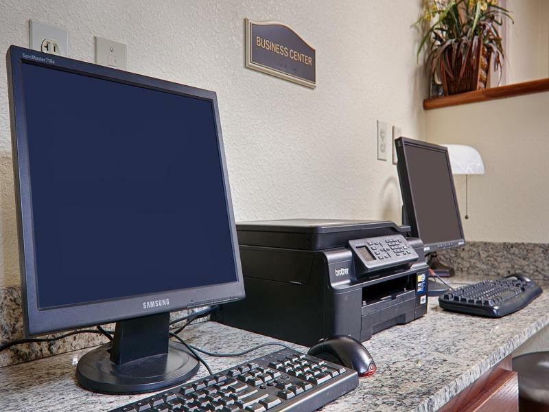 Quality Inn & Suites Lawrence - University Area Bagian luar foto