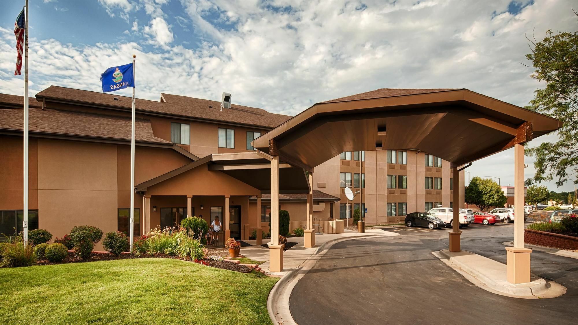 Quality Inn & Suites Lawrence - University Area Bagian luar foto