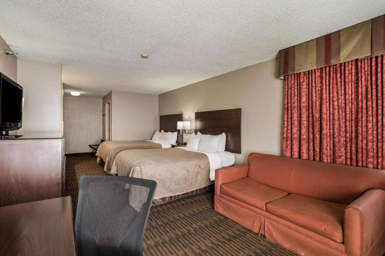 Quality Inn & Suites Lawrence - University Area Bagian luar foto